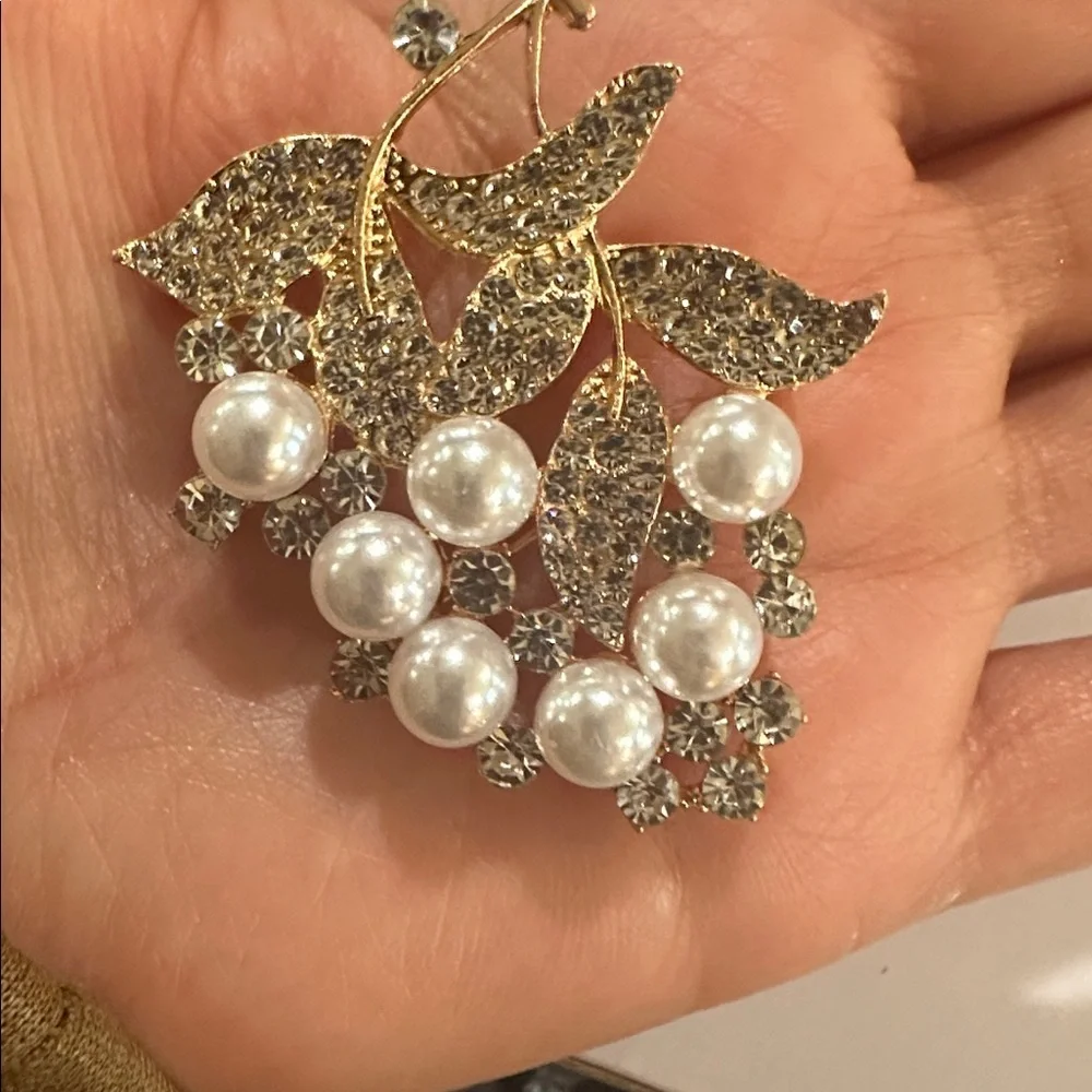 Pearl and Crystal Floral Brooch - Gold Tone.NEW